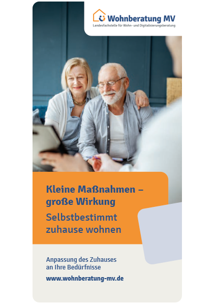 älteres glückliches Ehepaar sitzend am Tisch