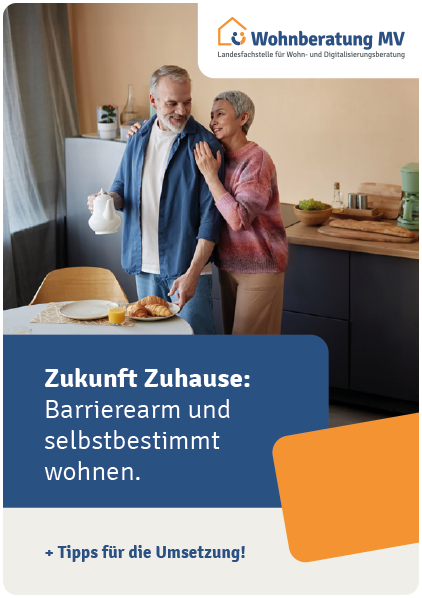 älteres glückliches Ehepaar sitzend am Tisch