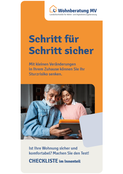 älteres glückliches Ehepaar sitzend am Tisch